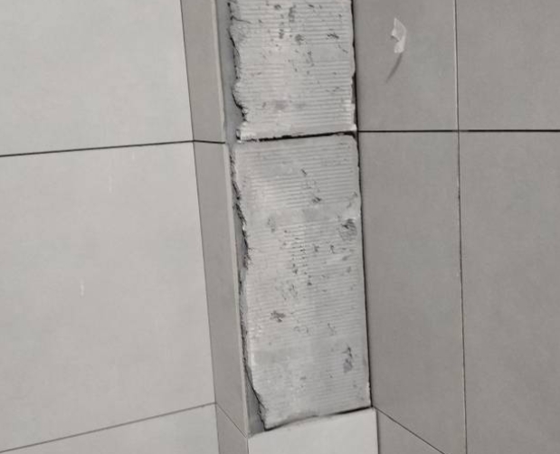临安瓷砖空鼓维修公司分享下瓷砖施工前基层浇水润湿程度不足，可能导致以下问题