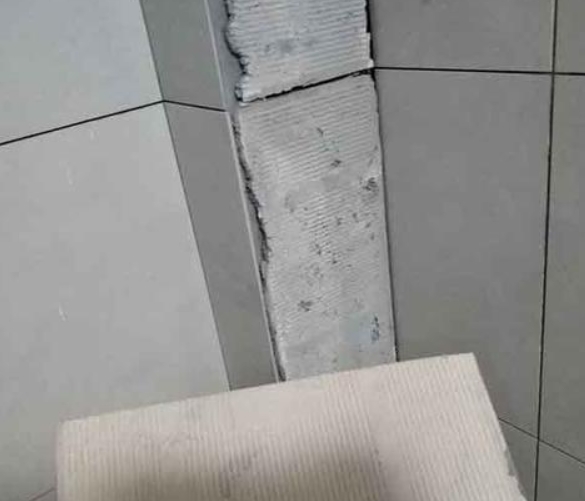 临安瓷砖空鼓维修公司分享下厨房瓷砖脱落的补救措施。
